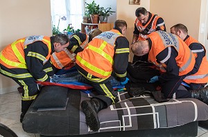 PRISE EN CHARGE DE LA VICTIME SUITE A UN ACCIDENT DE LA CIRCULATION SUR LA RN13, COMMUNE DE SURRAIN, CENTRE DE SECOURS PRINCIPAL DE BAYEUX (14), FRANCE 