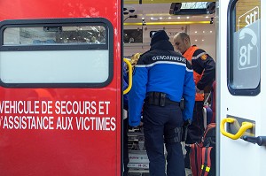 CONTROLE D'IDENTITE ET D'ALCOOLEMIE DANS L'AMBULANCE, PRISE EN CHARGE DANS L'AMBULANCE DE LA VICTIME SUITE A UN ACCIDENT DE LA CIRCULATION SUR LA RN13, COMMUNE DE SURRAIN, CENTRE DE SECOURS PRINCIPAL DE BAYEUX (14), FRANCE 