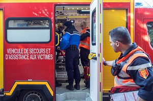 CONTROLE D'IDENTITE ET D'ALCOOLEMIE DANS L'AMBULANCE, PRISE EN CHARGE DANS L'AMBULANCE DE LA VICTIME SUITE A UN ACCIDENT DE LA CIRCULATION SUR LA RN13, COMMUNE DE SURRAIN, CENTRE DE SECOURS PRINCIPAL DE BAYEUX (14), FRANCE 