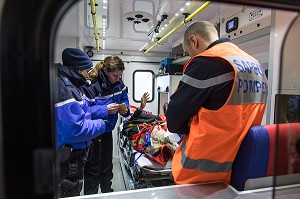 CONTROLE D'IDENTITE ET D'ALCOOLEMIE DANS L'AMBULANCE, PRISE EN CHARGE DANS L'AMBULANCE DE LA VICTIME SUITE A UN ACCIDENT DE LA CIRCULATION SUR LA RN13, COMMUNE DE SURRAIN, CENTRE DE SECOURS PRINCIPAL DE BAYEUX (14), FRANCE 