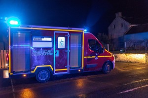 AMBULANCE DES SAPEEURS-POMPIERS POUR UN SECOURS A DOMICILE, CENTRE DE SECOURS PRINCIPAL DE BAYEUX (14), FRANCE 