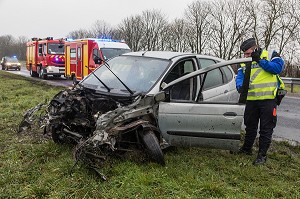 ACCIDENT DE LA ROUTE SUR LA RN13 SUITE A UNE VITESSE EXCESSIVE SUR UNE ROUTE MOUILLEE, COMMUNE DE SURRAIN, COMPAGNIE DES SAPEURS-POMPIERS DE BAYEUX (14), FRANCE 