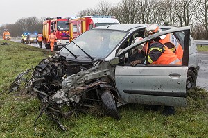 ACCIDENT DE LA ROUTE SUR LA RN13 SUITE A UNE VITESSE EXCESSIVE SUR UNE ROUTE MOUILLEE, COMMUNE DE SURRAIN, COMPAGNIE DES SAPEURS-POMPIERS DE BAYEUX (14), FRANCE 