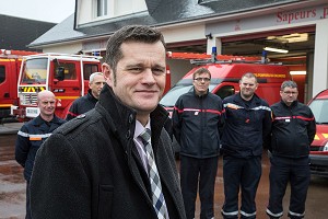 GUILLAUME BERTIER, LE MAIRE AVEC SES SAPEURS-POMPIERS, MOLAY-LITTRY, FRANCE