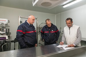 SIGNATURE D'UNE CONVENTION EMPLOYEUR SAPEUR-POMPIER VOLONTAIRE ENTRE L'ENTREPRISE DE CHARCUTERIE REUNIONNAISE GEL REUNION ET LE SDIS DE L'ALLIER, CERILLY (03), FRANCE