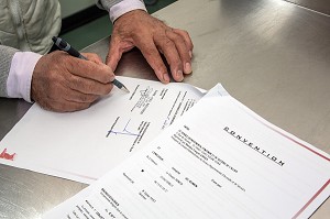 SIGNATURE D'UNE CONVENTION EMPLOYEUR SAPEUR-POMPIER VOLONTAIRE ENTRE L'ENTREPRISE DE CHARCUTERIE REUNIONNAISE GEL REUNION ET LE SDIS DE L'ALLIER, CERILLY (03), FRANCE