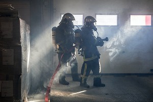 BINOME EN RECONNAISSANCE, EXERCICE INCENDIE DANS L'ENTREPRISE DE COLORANT COLORIS GLOBAL COLORING CONCEPT, SAPEURS-POMPIERS DU CENTRE DE SECOURS DU VAL D'ARIEGE, PAMIERS (09), FRANCE 