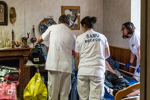 EXAMEN ELECTROCARDIOGRAMME ET PRISE DE SANG LORS D'UNE INTERVENTION A DOMICILE POUR UN HOMME SE PLAIGNANT D'UNE DOULEUR A LA POITRINE, COMMUNE DE BONNAC, SAMU DU VAL D'ARIEGE, PAMIERS (09), FRANCE 