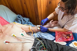 EXAMEN ELECTROCARDIOGRAMME ET PRISE DE SANG LORS D'UNE INTERVENTION A DOMICILE POUR UN HOMME SE PLAIGNANT D'UNE DOULEUR A LA POITRINE, COMMUNE DE BONNAC, SAMU DU VAL D'ARIEGE, PAMIERS (09), FRANCE 