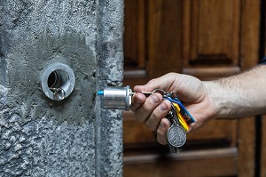 CYLINDRE A CLES DE SECOURS POUR LES SAPEURS-POMPIERS DANS LE VIEUX CHAMBERY, SAVOIE (73), FRANCE 