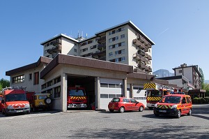 CAMIONS DEVANT LE CSP, SAPEURS-POMPIERS DU CENTRE DE SECOURS DE CHAMBERY, SAVOIE (73), FRANCE