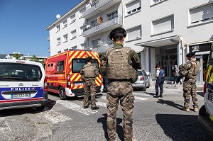 SOLDATS DE L'OPERATION VIGIPIRATE EN INTERVENTION AVEC LA POLICE NATIONALE ET LES SAPEURS-POMPIERS DU CENTRE DE SECOURS DE CHAMBERY, SAVOIE (73), FRANCE 