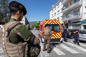 SOLDATS DE L'OPERATION VIGIPIRATE EN INTERVENTION AVEC LA POLICE NATIONALE ET LES SAPEURS-POMPIERS DU CENTRE DE SECOURS DE CHAMBERY, SAVOIE (73), FRANCE 