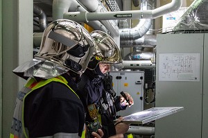 SAPEURS-POMPIERS EN RECONNAISSANCE POUR UNE INTERVENTION EN ENTREPRISE, BLANCHISSERIE INDUSTRIELLE, CENTRE DE SECOURS PRINCIPAL DE CHAMBERY, SAVOIE (73), FRANCE 