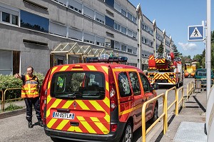 VEHICULE DE LIAISON ET L'ECHELLE AERIENNE DEVANT UNE BARRE D'IMMEUBLES, SAPEURS-POMPIERS DU CENTRE DE SECOURS DE CHAMBERY, SAVOIE (73), FRANCE 