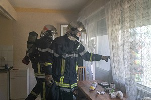 SAPEURS-POMPIERS EN RECONNAISSANCE POUR UN FEU DE CUISINE DEVANT LES FENETRES, CENTRE DE SECOURS PRINCIPAL DE CHAMBERY, SAVOIE (73), FRANCE 