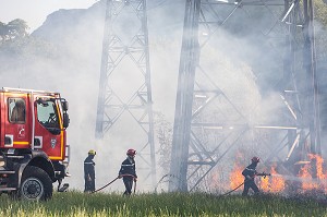 CCF 4000 ET SAPEUR-POMPIER EN TRAIN D'ETEINDRE UN FEU DE BROUSSAILLES (ROSEAUX) SOUS DES PYLONES DE LIGNES A HAUTE TENSION, SAPEURS-POMPIERS PRINCIPAL DU CENTRE DE SECOURS DE CHAMBERY, LES MARCHES, SAVOIE (73), FRANCE 