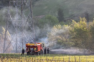 CCF 4000 ET SAPEUR-POMPIER EN TRAIN D'ETEINDRE UN FEU DE BROUSSAILLES (ROSEAUX) SOUS DES PYLONES DE LIGNES A HAUTE TENSION, SAPEURS-POMPIERS PRINCIPAL DU CENTRE DE SECOURS DE CHAMBERY, LES MARCHES, SAVOIE (73), FRANCE 