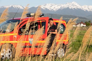 CHEF D'AGRES AU TELEPHONE DEVANT SON VEHICULE DE LIAISON, INTERVENTION POUR FEU DE BROUSSAILLES, SAPEURS-POMPIERS DU CENTRE DE SECOURS PRINCIPAL DE CHAMBERY, LES MARCHES, SAVOIE (73), FRANCE 