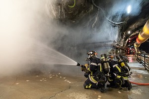 EXTINCTION D'UN FEU DE STOCKAGE DANS LA DESCENDERIE DU FUTUR TUNNEL FERROVIAIRE LYON-TURIN, FORMATION EQUIPIER INTERVENTION TUNNEL ROUTIER, MODANE (73) FRANCE 