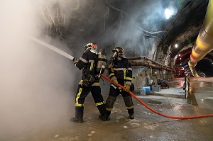 EXTINCTION D'UN FEU DE STOCKAGE DANS LA DESCENDERIE DU FUTUR TUNNEL FERROVIAIRE LYON-TURIN, FORMATION EQUIPIER INTERVENTION TUNNEL ROUTIER, MODANE (73) FRANCE 