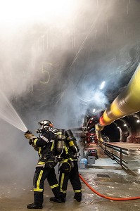 EXTINCTION D'UN FEU DE STOCKAGE DANS LA DESCENDERIE DU FUTUR TUNNEL FERROVIAIRE LYON-TURIN, FORMATION EQUIPIER INTERVENTION TUNNEL ROUTIER, MODANE (73) FRANCE 