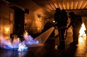 FEU DE NAPPE DANS LE TUNNEL DE FEU, CENTRE DE FORMATION ET D'ENTRAINEMENT AUX TECHNIQUES D'INTERVENTION EN TUNNEL (CFETIT), FORMATION EQUIPIER INTERVENTION TUNNEL ROUTIER, MODANE (73) FRANCE