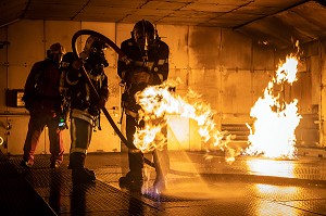 FEU DE NAPPE DANS LE TUNNEL DE FEU, CENTRE DE FORMATION ET D'ENTRAINEMENT AUX TECHNIQUES D'INTERVENTION EN TUNNEL (CFETIT), FORMATION EQUIPIER INTERVENTION TUNNEL ROUTIER, MODANE (73) FRANCE