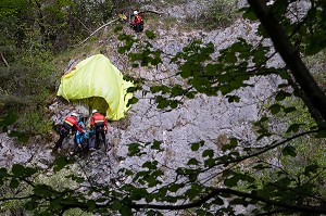 INTERVENTION DE L'EQUIPE DE SECOURS EN MONTAGNE POUR LA CHUTE D'UN PARAPENTISTE DANS LA FORET DU CORNILLON AU DESSUS DU LAC DU BOURGET, LA CHAPELLE DU MONT-DU-CHAT (73), FRANCE 