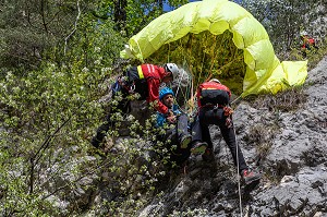INTERVENTION DE L'EQUIPE DE SECOURS EN MONTAGNE POUR LA CHUTE D'UN PARAPENTISTE DANS LA FORET DU CORNILLON AU DESSUS DU LAC DU BOURGET, LA CHAPELLE DU MONT-DU-CHAT (73), FRANCE 