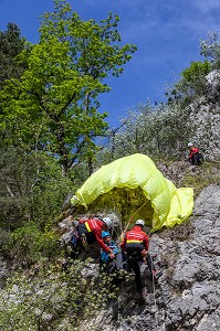 INTERVENTION DE L'EQUIPE DE SECOURS EN MONTAGNE POUR LA CHUTE D'UN PARAPENTISTE DANS LA FORET DU CORNILLON AU DESSUS DU LAC DU BOURGET, LA CHAPELLE DU MONT-DU-CHAT (73), FRANCE 