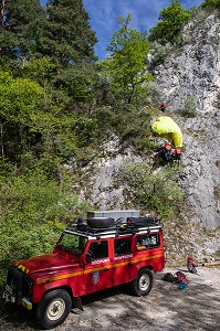 INTERVENTION DE L'EQUIPE DE SECOURS EN MONTAGNE POUR LA CHUTE D'UN PARAPENTISTE DANS LA FORET DU CORNILLON AU DESSUS DU LAC DU BOURGET, LA CHAPELLE DU MONT-DU-CHAT (73), FRANCE 
