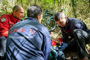INTERVENTION DE L'EQUIPE DE PREMIERE INTERVENTION SECOURS EN MONTAGNE POUR UNE CHUTE DE VTT AVEC SUSPICION DE FRACTURE A LA JAMBE, FORET DU CORNILLON AU DESSUS DU LAC DU BOURGET, LA CHAPELLE DU MONT-DU-CHAT (73), FRANCE 