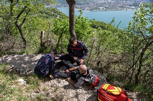 INTERVENTION DE L'EQUIPE DE PREMIERE INTERVENTION SECOURS EN MONTAGNE POUR UNE CHUTE AVEC ENTORSE A LA CHEVILLE SUR LE CHEMIN DE RANDONNEE DANS LA FORET DU CORNILLON AU DESSUS DU LAC DU BOURGET, LA CHAPELLE DU MONT-DU-CHAT (73), FRANCE 