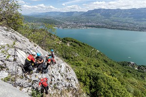 INTERVENTION DE L'EQUIPE DE SECOURS EN MONTAGNE POUR UNE CHUTE AVEC ENTORSE AU BRAS SUR LA VIA FERRATA DU ROCHER DU CORNILLON AU DESSUS DU LAC DU BOURGET, LA CHAPELLE DU MONT-DU-CHAT (73), FRANCE 