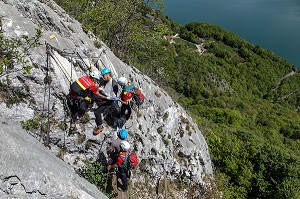 POSE D'UNE ATTELLE, INTERVENTION DE L'EQUIPE DE SECOURS EN MONTAGNE POUR UNE CHUTE AVEC ENTORSE AU BRAS SUR LA VIA FERRATA DU ROCHER DU CORNILLON AU DESSUS DU LAC DU BOURGET, LA CHAPELLE DU MONT-DU-CHAT (73), FRANCE 
