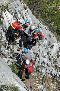 POSE D'UNE ATTELLE, INTERVENTION DE L'EQUIPE DE SECOURS EN MONTAGNE POUR UNE CHUTE AVEC ENTORSE AU BRAS SUR LA VIA FERRATA DU ROCHER DU CORNILLON AU DESSUS DU LAC DU BOURGET, LA CHAPELLE DU MONT-DU-CHAT (73), FRANCE 