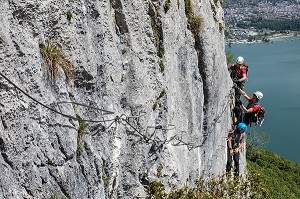 INTERVENTION DE L'EQUIPE DE SECOURS EN MONTAGNE POUR UNE CHUTE SUR LA VIA FERRATA DU ROCHER DU CORNILLON AU DESSUS DU LAC DU BOURGET, LA CHAPELLE DU MONT-DU-CHAT (73), FRANCE 