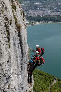 INTERVENTION DE L'EQUIPE DE SECOURS EN MONTAGNE POUR UNE CHUTE SUR LA VIA FERRATA DU ROCHER DU CORNILLON AU DESSUS DU LAC DU BOURGET, LA CHAPELLE DU MONT-DU-CHAT (73), FRANCE 
