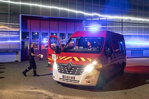 SAPEURS-POMPIERS AU DEPART EN INTERVENTION AVEC L'AMBULANCE DE NUIT, CENTRE DE SECOURS PRINCIPAL DE BOURG-EN-BRESSE (01), FRANCE 