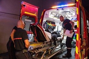 INTERVENTION POUR UNE FEMME ENCEINTE PRETE A ACCOUCHER DANS L'AMBULANCE, CENTRE DE SECOURS PRINCIPAL DE BOURG-EN-BRESSE (01), FRANCE 