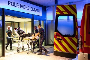 TRANSPORT A LA MATERNITE, POLE MERE-ENFANT, INTERVENTION POUR UNE FEMME ENCEINTE PRETE A ACCOUCHER, CENTRE DE SECOURS PRINCIPAL DE BOURG-EN-BRESSE (01), FRANCE 