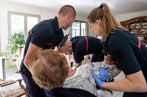 CONDITIONNEMENT DE VICTIME, INTERVENTION AVEC LES SAPEURS-POMPIERS POUR UNE VIEILLE DAME INCONSCIENTE A DOMICILE, CENTRE DE SECOURS PRINCIPAL DE BOURG-EN-BRESSE (01), FRANCE 