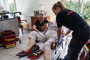 PRISE DE TENSION ARTERIELLE, INTERVENTION AVEC LES SAPEURS-POMPIERS POUR UNE VIEILLE DAME INCONSCIENTE A DOMICILE, CENTRE DE SECOURS PRINCIPAL DE BOURG-EN-BRESSE (01), FRANCE 
