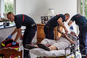 POSE D'UN MASQUE A OXYGENE, INTERVENTION AVEC LES SAPEURS-POMPIERS POUR UNE VIEILLE DAME INCONSCIENTE A DOMICILE, CENTRE DE SECOURS PRINCIPAL DE BOURG-EN-BRESSE (01), FRANCE 