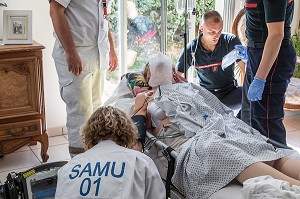 CONDITIONNEMENT DE LA VICTIME POUR LES EXAMENS MEDICAUX AVANT LE TRANSPORT, INTERVENTION AVEC LES SAPEURS-POMPIERS ET LE SAMU POUR UNE VIEILLE DAME INCONSCIENTE A DOMICILE, CENTRE DE SECOURS PRINCIPAL DE BOURG-EN-BRESSE (01), FRANCE 
