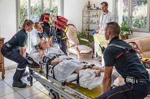 BRANCARDAGE DE LA VICTIME, INTERVENTION AVEC LES SAPEURS-POMPIERS ET LE SAMU POUR UNE VIEILLE DAME INCONSCIENTE A DOMICILE, CENTRE DE SECOURS PRINCIPAL DE BOURG-EN-BRESSE (01), FRANCE 