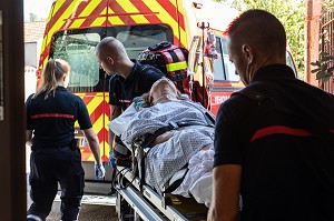 BRANCARDAGE DE LA VICTIME, INTERVENTION AVEC LES SAPEURS-POMPIERS ET LE SAMU POUR UNE VIEILLE DAME INCONSCIENTE A DOMICILE, CENTRE DE SECOURS PRINCIPAL DE BOURG-EN-BRESSE (01), FRANCE 