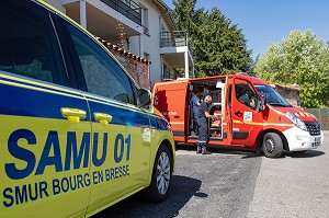 VEHICULE D'URGENCE EN INTERVENTION, SAPEURS-POMPIERS ET SAMU POUR UNE VIEILLE DAME INCONSCIENTE A DOMICILE, CENTRE DE SECOURS PRINCIPAL DE BOURG-EN-BRESSE (01), FRANCE 