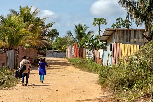 QUARTIER D'HABITATIONS ILLEGALES DES IMMIGRES CLANDESTINS, MATOURY, CAYENNE, GUYANE FRANCAISE, DEPARTEMENT-REGION D'OUTRE-MER, AMERIQUE DU SUD, FRANCE 